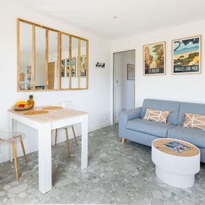 Apartment, 1 Bedroom, Balcony, Mountain View | Living area