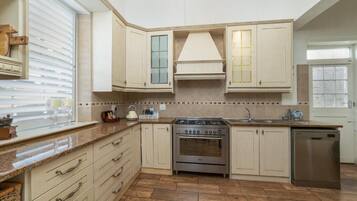 Microondas, horno, parrilla de estufa y lavavajillas