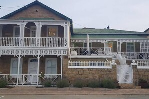 Exterior - Historic Coastal Gem – 3BR, WiFi, Walk to Lighthouse, Museums & Eateries (Mossel Bay)