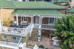 Terrace/patio - Historic Coastal Gem – 3BR, WiFi, Walk to Lighthouse, Museums & Eateries (Mossel Bay)