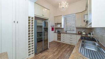 Micro-ondes, four, plaque de cuisson, lave-vaisselle