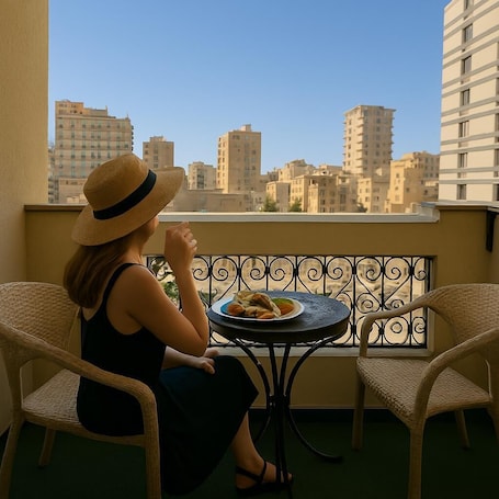Outdoor dining. Downtown 2BR- Smart TV, Wi-Fi,Work Desks & Balcony