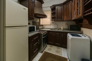 Réfrigérateur, four à micro-ondes, un four, surface de cuisson