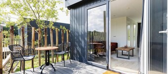 Charming tiny house with a deck by the water. Relax, enjoy nature near ’t Nije Hemelriek and unwind – from sipping cappuccino in the sun to stargazing by the firepit.