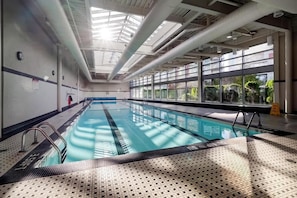 Indoor pool - Modern Central Location with Pool, Sauna & Jacuzzi (Vancouver)
