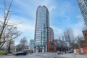 Exterior - Modern Central Location with Pool, Sauna & Jacuzzi (Vancouver)