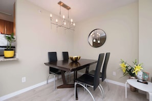 Dining - Modern Central Location with Pool, Sauna & Jacuzzi (Vancouver)