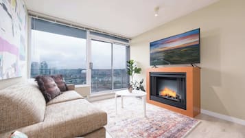 Televisión, chimenea y oficina