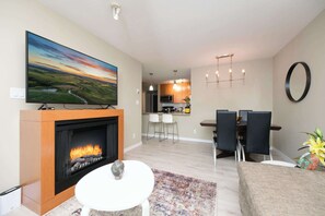 Tv, eldstad och kontor
