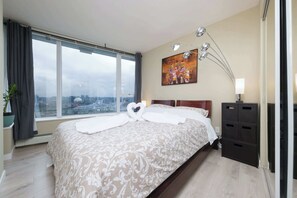 1 bedroom, desk, iron/ironing board, WiFi - Modern Central Location with Pool, Sauna & Jacuzzi (Vancouver)