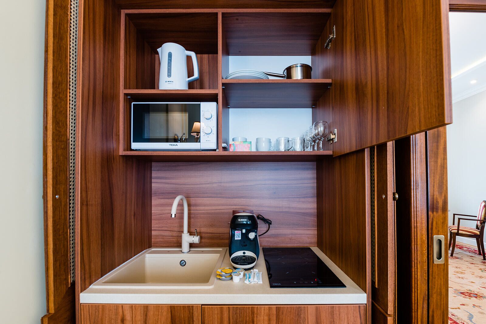 Room | Private kitchen | Mini-fridge, microwave, stovetop, coffee/tea maker