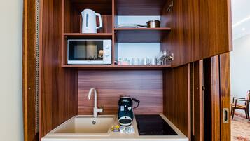 Room | Private kitchen | Mini-fridge, microwave, stovetop, coffee/tea maker