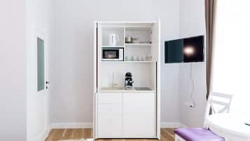 Estudio | Cocina privada | Frigorífico pequeño, microondas, placa de cocina y cafetera o tetera
