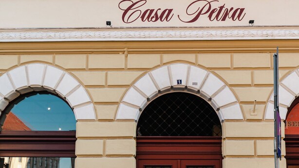 A building with the sign "Casa Petra" above the entrance. - Casa Petra (Sibiu)