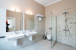 Douche, sèche-cheveux, chaussons, serviettes fournies