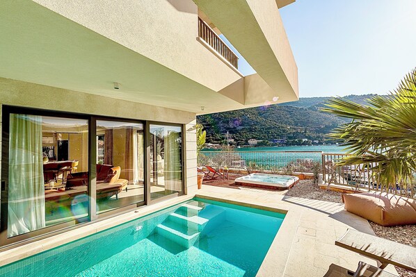 Exclusive-Villa, 4 Schlafzimmer, eigener Pool, Meerblick | Terrasse/Patio