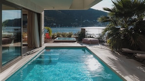 A swimming pool with a view of a mountain and the sea. - Villas & Spa Dubrovnik (Dubrovnik)