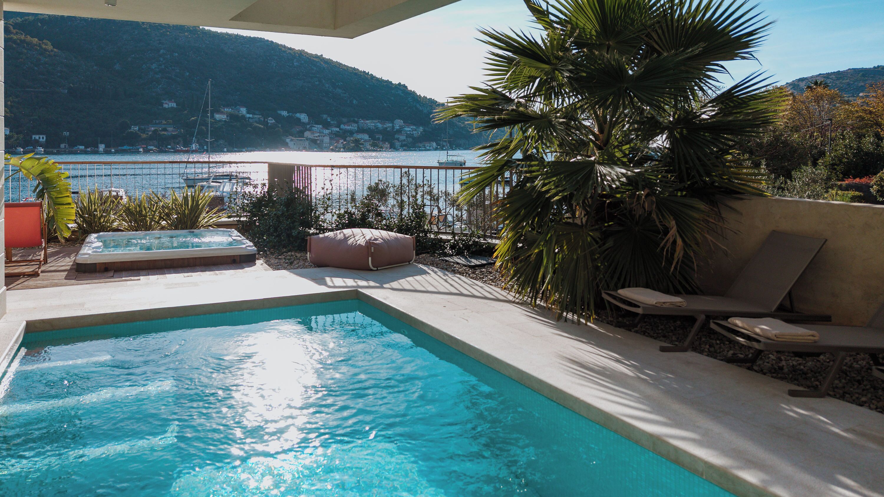 3 piscines extérieures