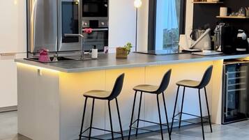 Een koelkast, een microgolfoven, een oven, een kookplaat