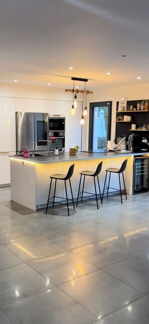 Kjøleskap, mikrobølgeovn, ovn og kokeplater