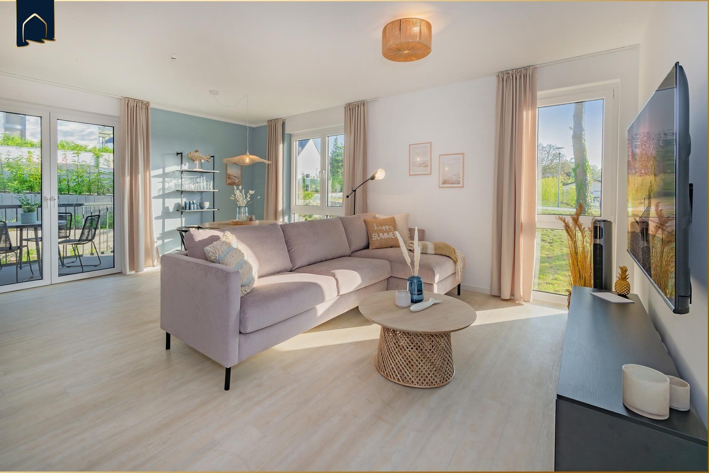 Fernseher, Tischtennisplatte, Bücher, Stereoanlage