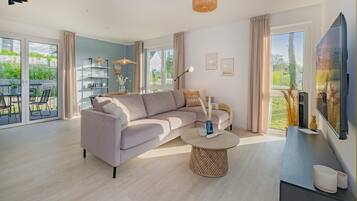 Fernseher, Tischtennisplatte, Bücher, Stereoanlage