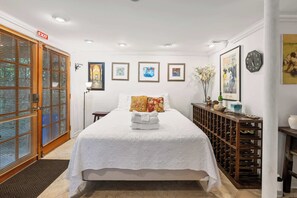 Interior - La Petite Fleur – Charming Park Circle Studio (North Charleston)