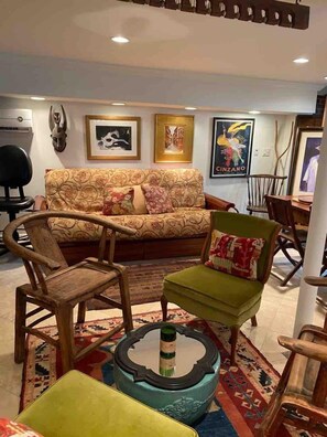 TV - La Petite Fleur – Charming Park Circle Studio (North Charleston)