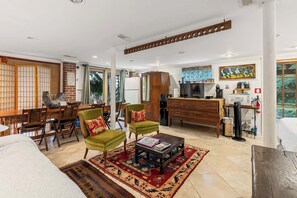 Interior - La Petite Fleur – Charming Park Circle Studio (North Charleston)