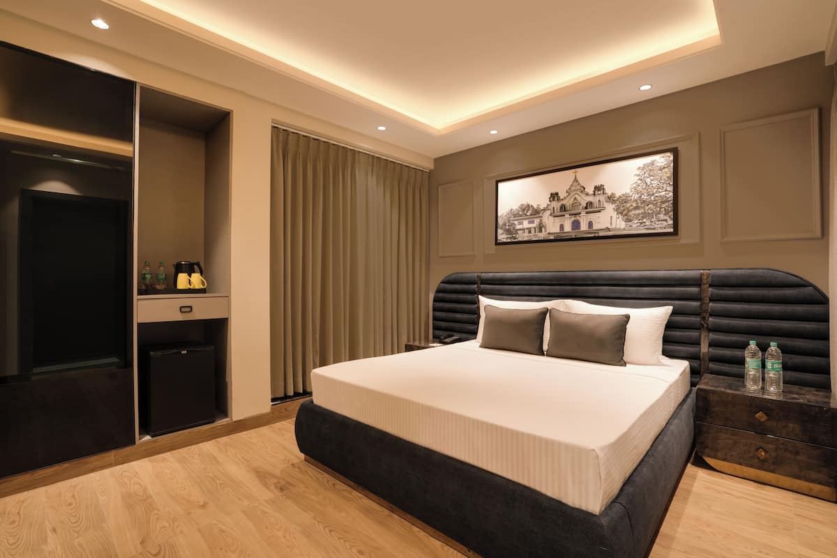 Deluxe Double Room with balcony | Laptop workspace