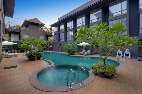 Una piscina al aire libre. Lemon Tree Hotel Anjuna Goa