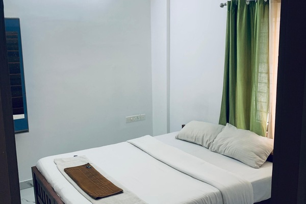 Deluxe Double Room, City View | Desk