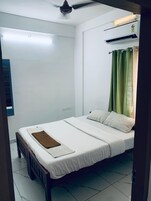 Deluxe Double Room, City View | Desk