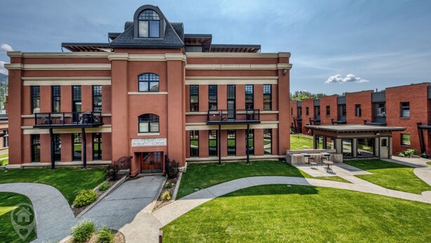 Ein großes, mehrgeschossiges Schulgebäude mit symmetrischer Fassade, zahlreichen Fenstern und einem zentralen Eingang.