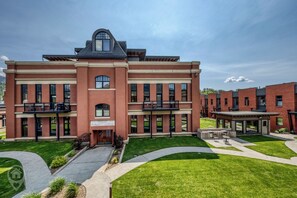 A large, multi-story public school building with a symmetrical facade, multiple windows, and a central entrance. - Downtown Fernie 3BR Townhouse / AC & Parkade (Fernie)