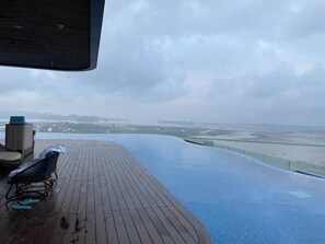 من حمّامات السباحة المغطاة، حمّام سباحة خارجي