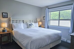 3 bedrooms, free WiFi, bed sheets - Ski-In/Ski-Out Mountain Retreat / Hot Tub + Garage (Panorama)