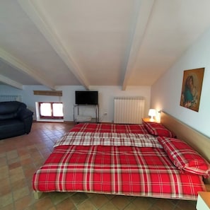 2 chambres, fer et planche à repasser, Wi-Fi, draps fournis