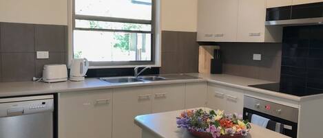 Kjøleskap, mikrobølgeovn, ovn og kokeplater