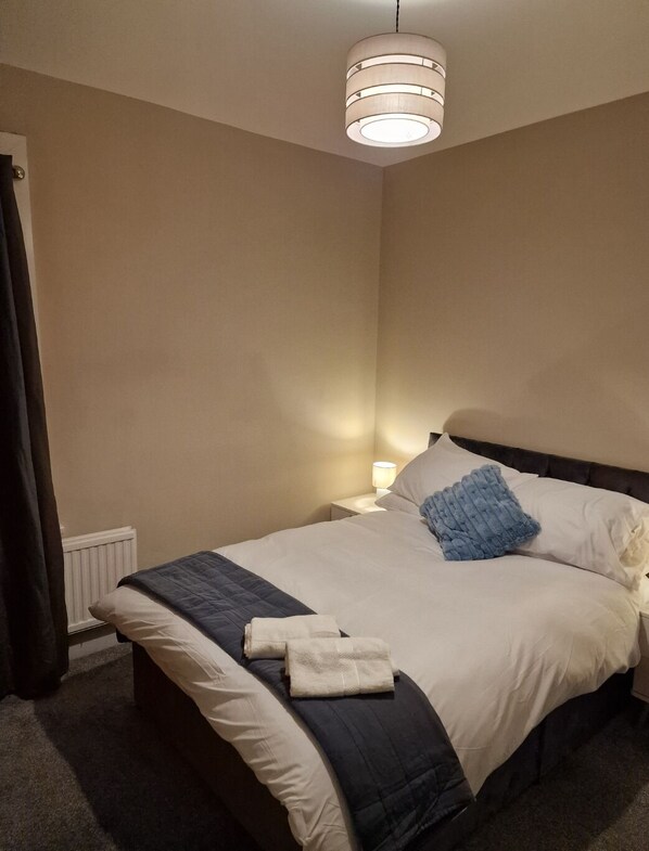 2 chambres, fer et planche à repasser, Wi-Fi, draps fournis