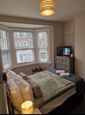 2 chambres, fer et planche à repasser, Wi-Fi, draps fournis