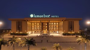 Um hotel moderno com uma placa de destaque que diz "lemontree HOTEL".