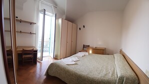A bedroom with a bed, a desk, a chair, and a wardrobe. - albergo da teresa (Bardineto)