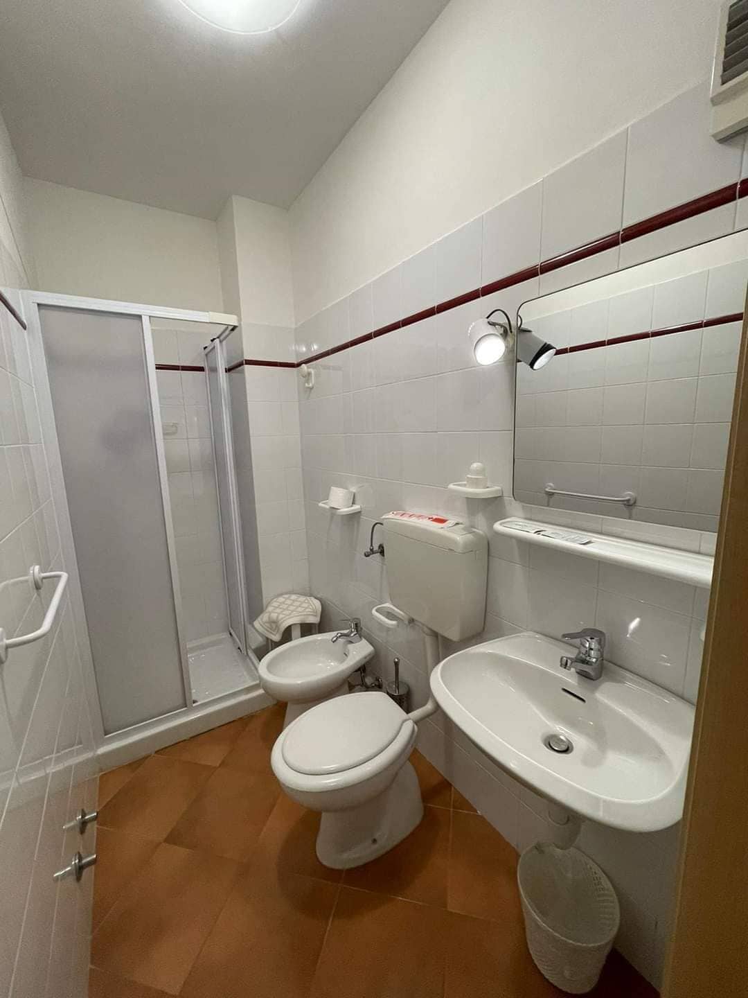 Classic Double or Twin Room | Bathroom | Shower, hair dryer, bidet, towels