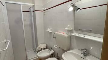 Classic Double or Twin Room | Bathroom | Shower, hair dryer, bidet, towels