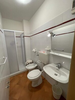 Habitación clásica con 1 cama matrimonial o 2 individuales | Baño | Regadera, secadora de cabello, toallas, jabón 