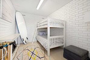 2 habitaciones, tabla de planchar con plancha y ropa de cama 