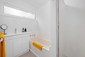 Sèche-cheveux, serviettes fournies, savon, papier toilette