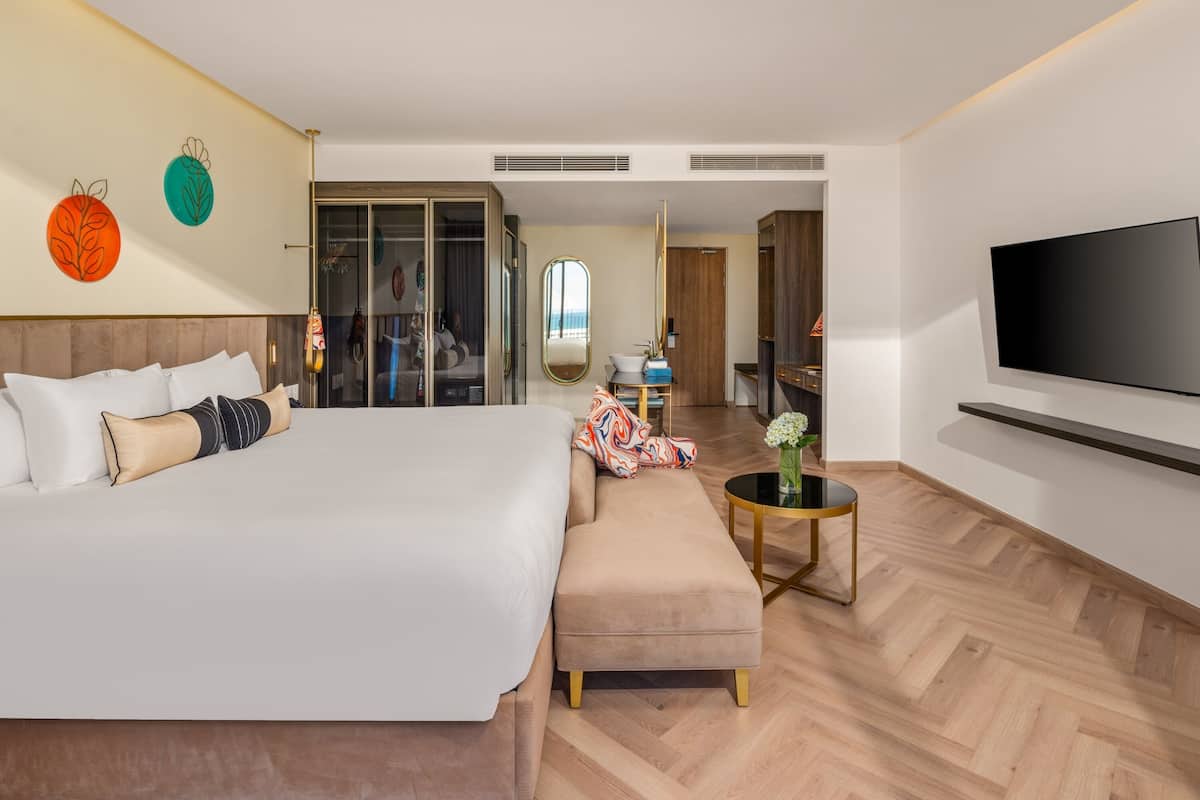 Premium King Room | 1 bedroom, minibar, free WiFi, bed sheets