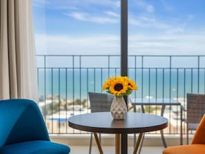 Minibar, wifi gratis y ropa de cama
